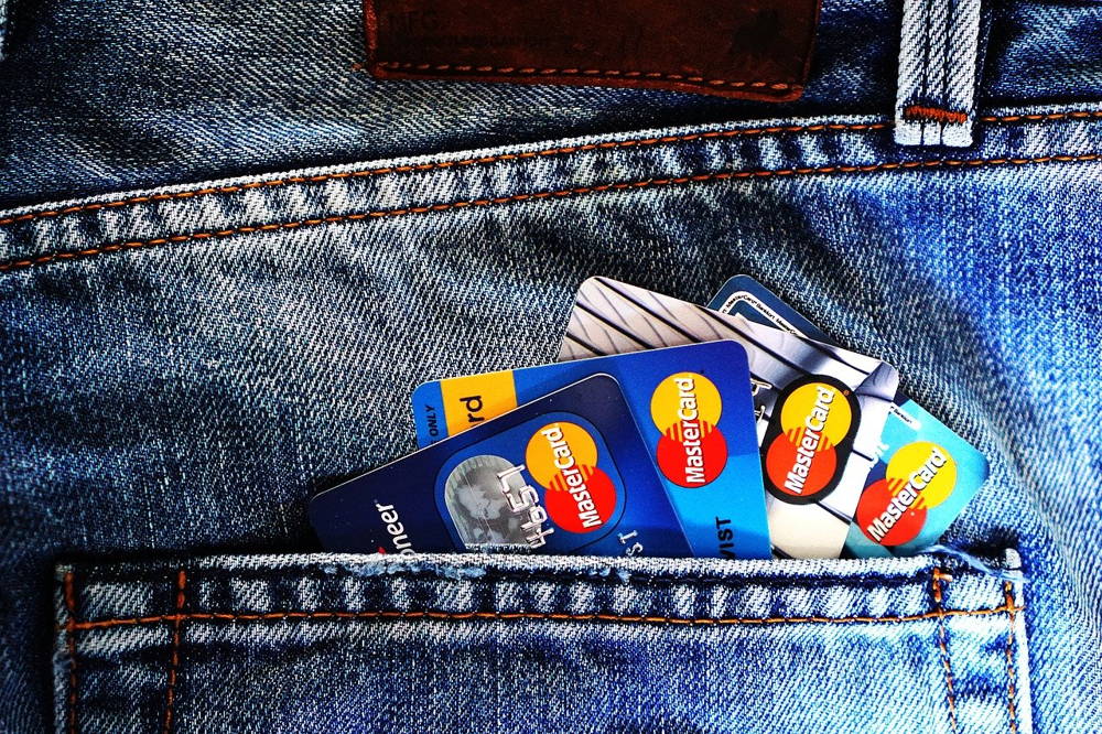 bilde av jeans baklomme med kredittkort stablet inni