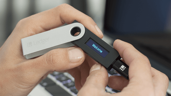 Prijunkite „Ledger Nano S“ naudodami USB kabelį